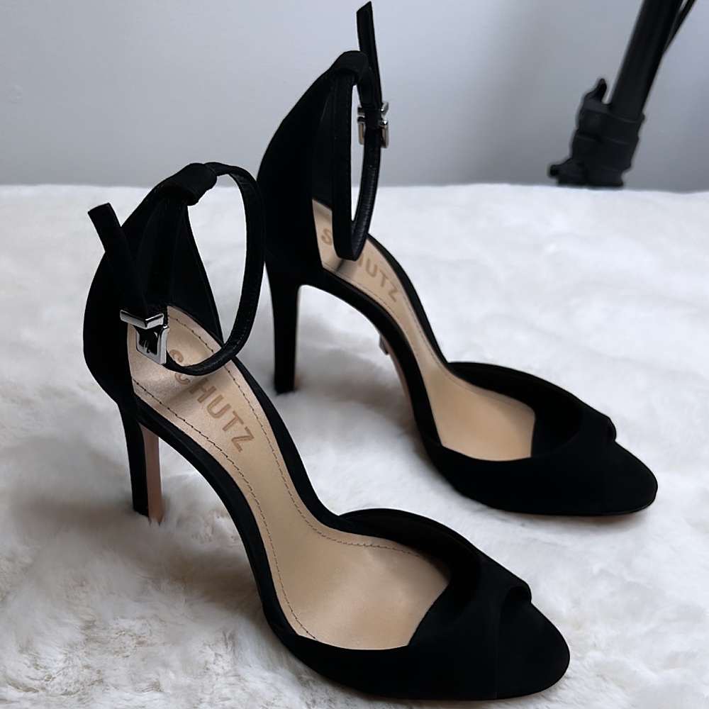 SCHUTZ sandals in black. Classic style.